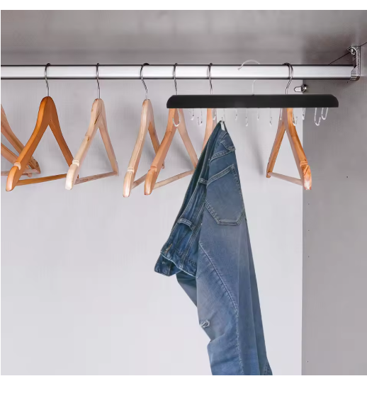 Houten Broekhanger met Haken met jeans in kledingkast