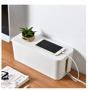 Kabelmanagementbox voor Stekkerdoos - witte box op bureau met telefoon