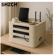 Router organizer op bureau met kabeldoorvoer