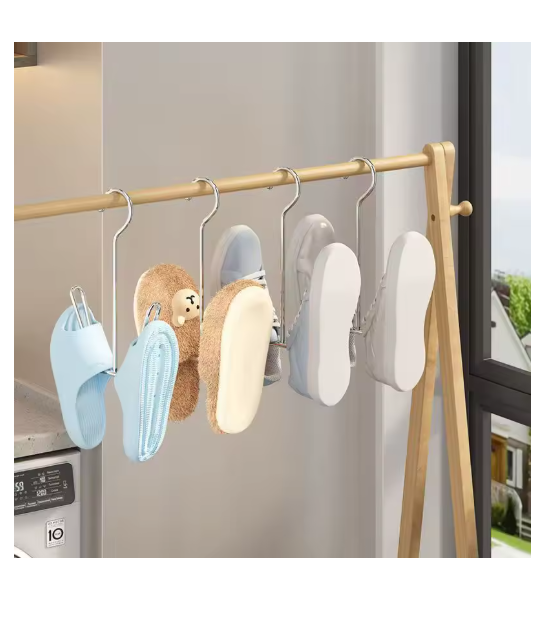 RVS schoenhangers met slippers en schoenen aan kledingrek